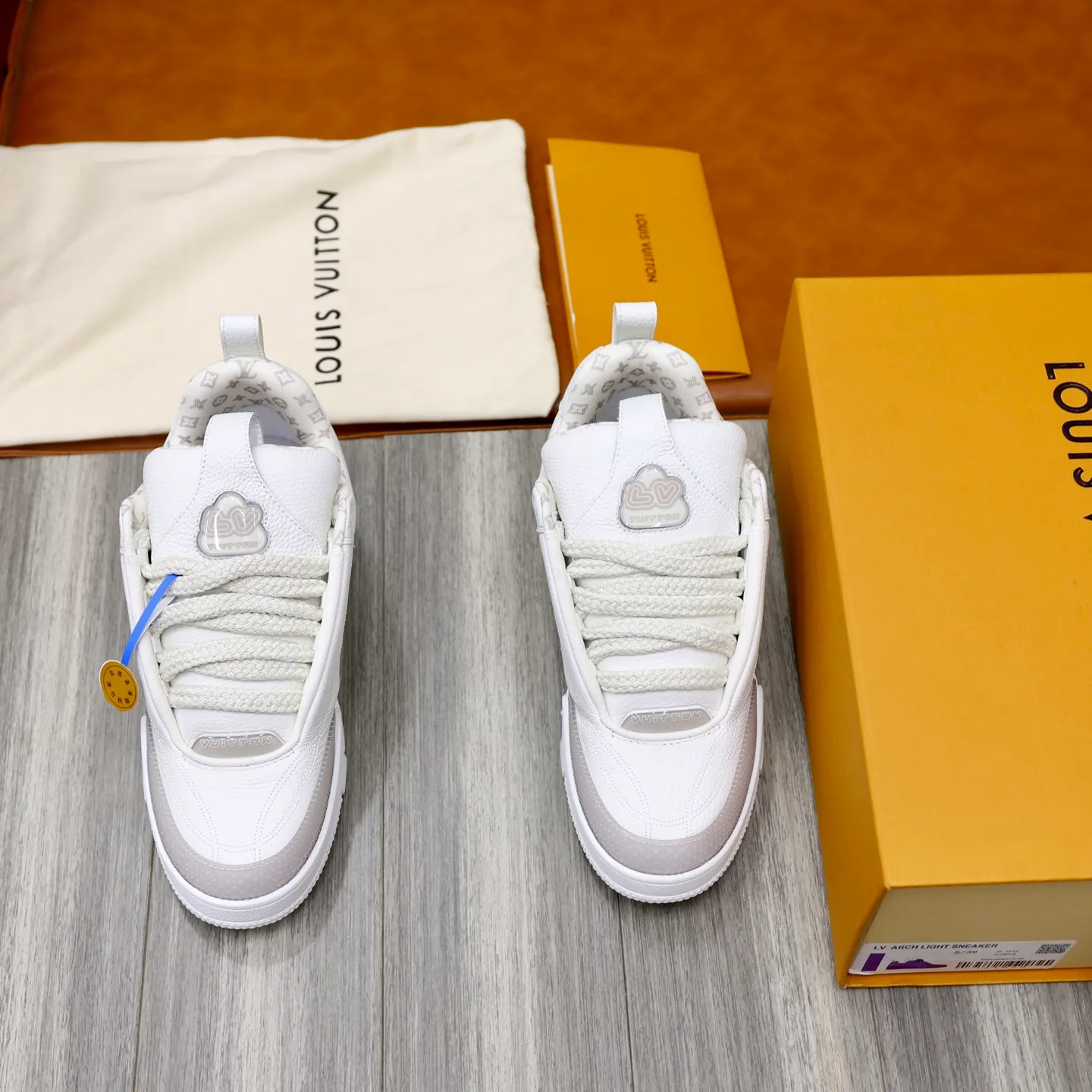 Men's shoes 💰: 860💰 LV Louis Vuitton TRAINER new sneakers are shipped. Louis Vuitton men's artistic director Virgil Abloh took inspiration to create this LV Trainer sneaker. Yingze crystal inlays present a colorful effect, with two gorgeous effect colors to choose from. The LV diamond letter logo badge on the tongue is gorgeous and noble. The LV letters are decorated on the side. The outsole is decorated with a Monogram flower pattern. It shows the trend of elegance and nobility! Men's model: 39-44 (38, 45, 46 customized)